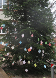 Mehr über den Artikel erfahren Hort Kinder schmücken Weihnachtsbaum