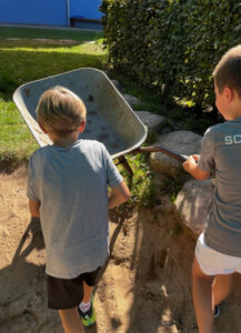 Mehr über den Artikel erfahren Neuer Sand für den Sandkasten –  Teamarbeit bei den Blitzkids!